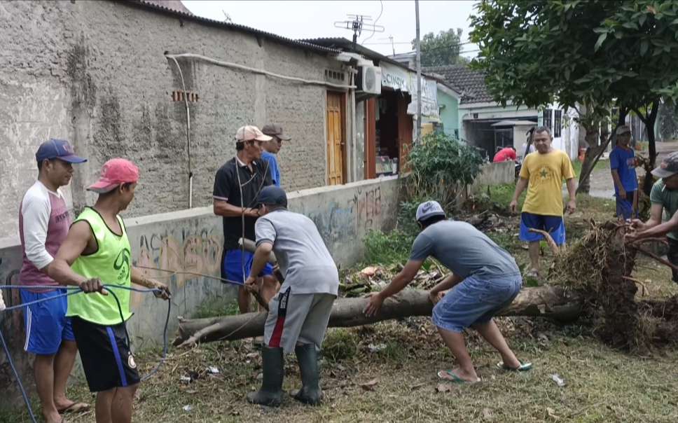 Warga Bekasi Antusias Ikut Lomba Kampung Bersih, Camat dan Lurah Pimpin Aksi di Lapangan