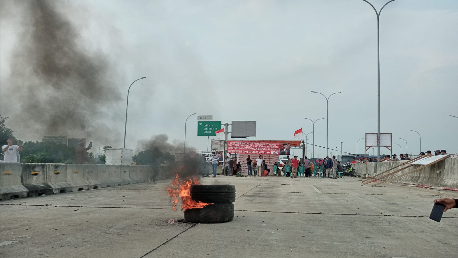 Ahli Waris Blokade Jalan Tol Jatikarya