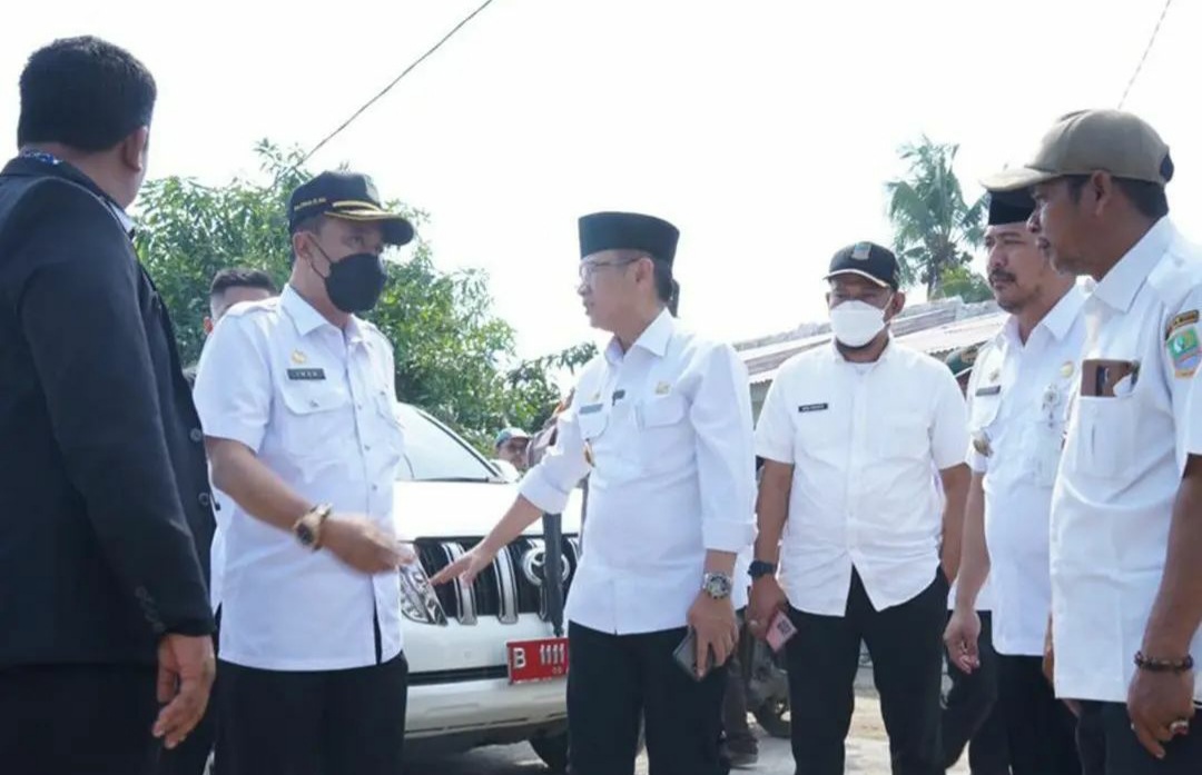 Dani Ramdan 'Sidak' Jalan Menuju Kantor Bupati Betonnya Pecah-pecah