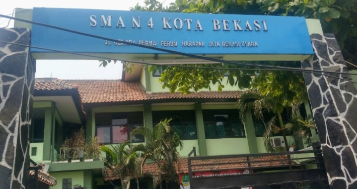 Puluhan Emak-emak Geruduk SMAN 4 Kota Bekasi, Pertanyakan Ratusan Orang Masuk Melalui Jalur Zonasi