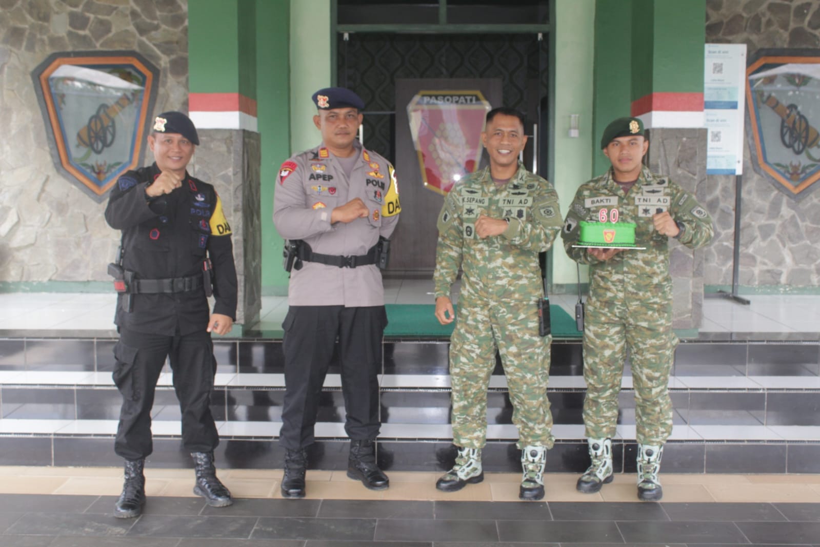 Kue Ulang Tahun dari Danki Brimob untuk Yon Armed 9 Kostrad Pasopati yang Peringati HUT ke-60