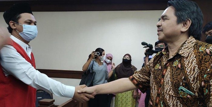 Momen Ade Armando Bersalaman dengan Pelaku Pengeroyokan Dirinya: 