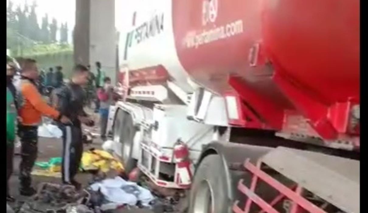 Sejumlah Orang Bergelimpangan di Jalan, Horor Kecelakaan Maut Truk Pertamina Tabrak Beruntun Motor