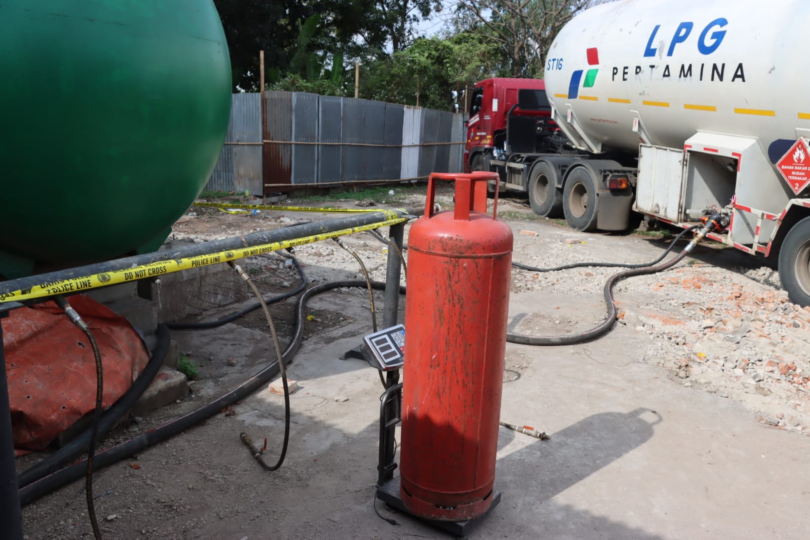 Polda Jabar Gerebek Pengoplosan Gas LPG Subsidi ke LPG Non Subsidi di Pinggiran Jalur Pantura Patokbeusi