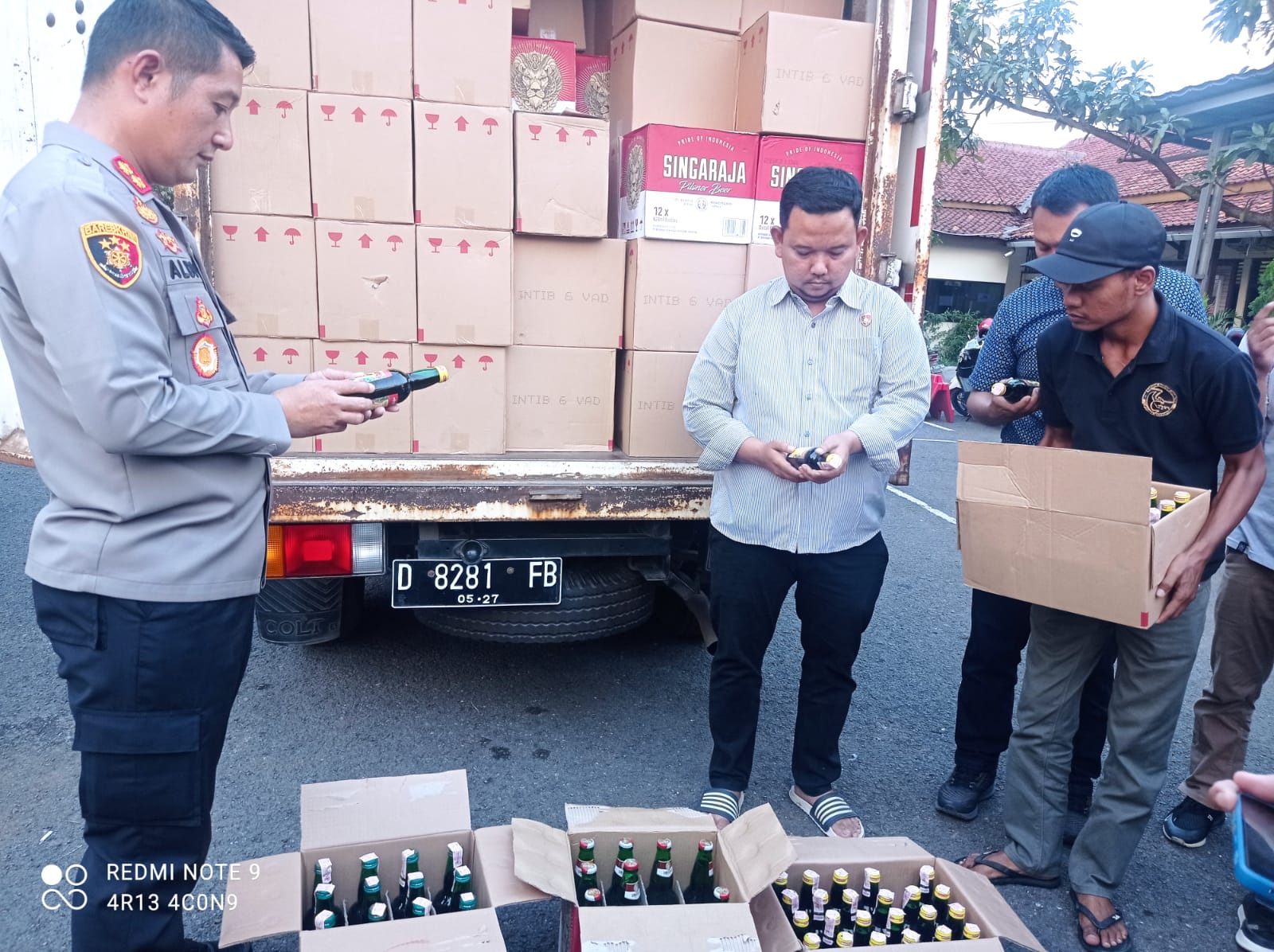 Polisi Amankan Belasan Ribu Botol Miras dalam Dua Mobil Box di Jalan Baru, Tadinya Mau Dikirim ke Dengklok