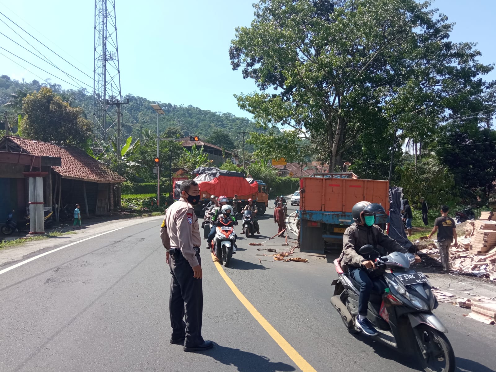 Tanjakan Gentong Rawan Kecelakaan, Truk Ngangkut Keramik Terguling