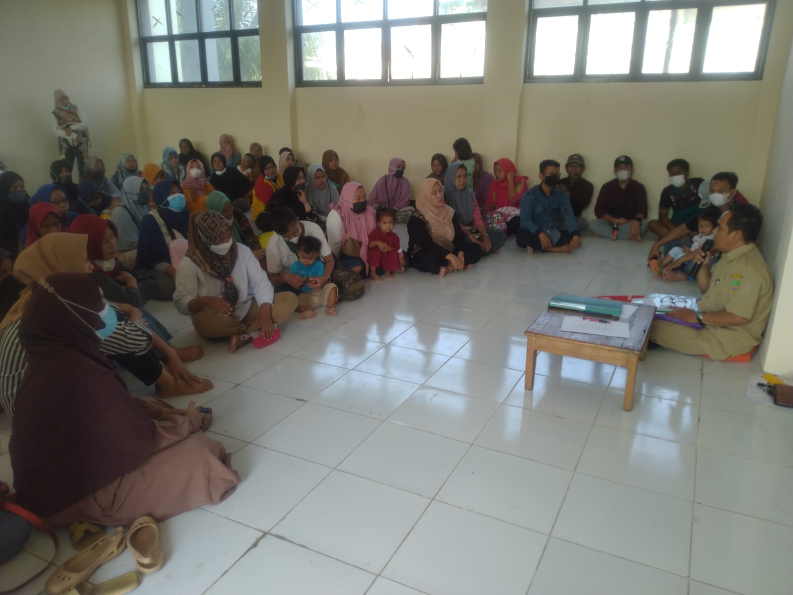 Hallo Disdik, Sekolah Masih Baru, Tapi Siswa SDN Burangkeng 05 Harus Belajar Lesehan dan Bawa Meja Lipat Sendi