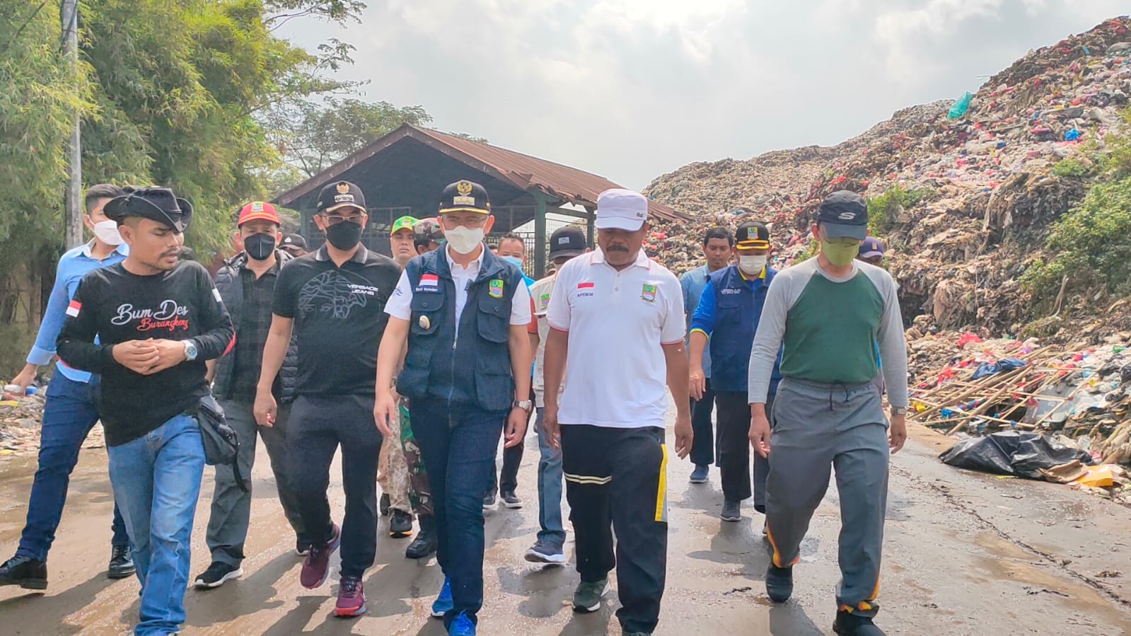 Jalan Kaki Kelilingi TPAS Burangkeng, Pj Bupati Dani Ramdan Pastikan Bakal Lakukan Perluasan