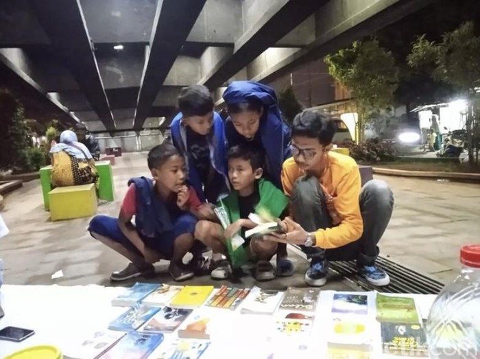 Perjuangan Komunitas Lamun Membumikan Sastra di Karawang : Produksi Buletin, Siasati Harga Buku Satra yang Mah