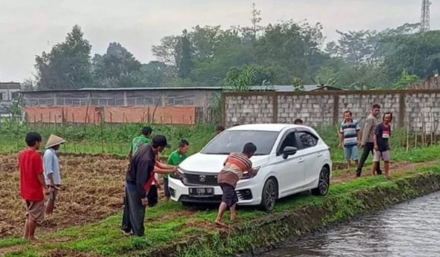 Salah Pasang Google Maps Mobil Terjebak di Tengah Sawah, Begini Jadinya...