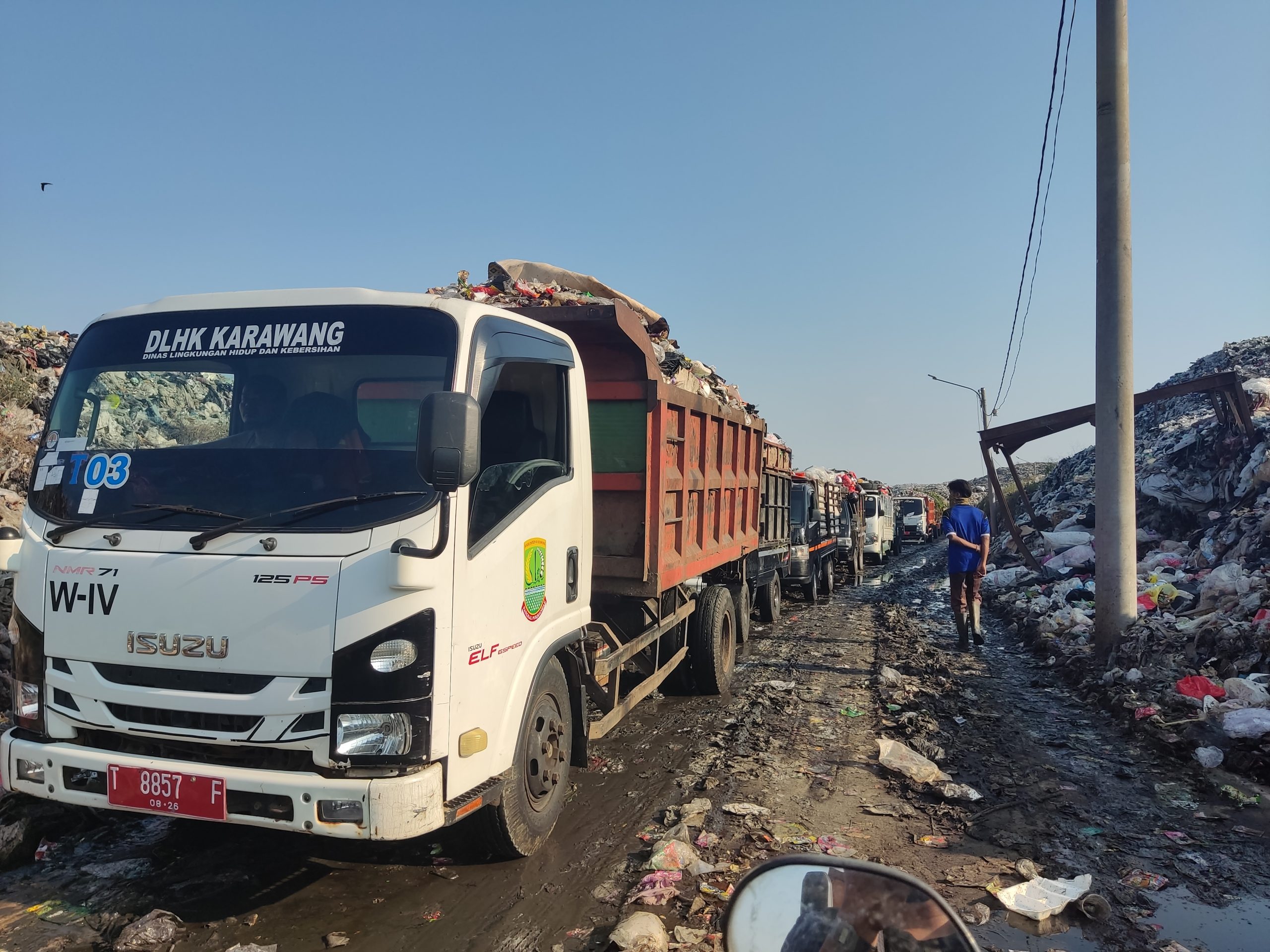 Kehidupan di Balik TPAS Jalupang (2) Sopir Antre 6 Jam, Dipungut 25 Ribu Sekali Buang Sampah