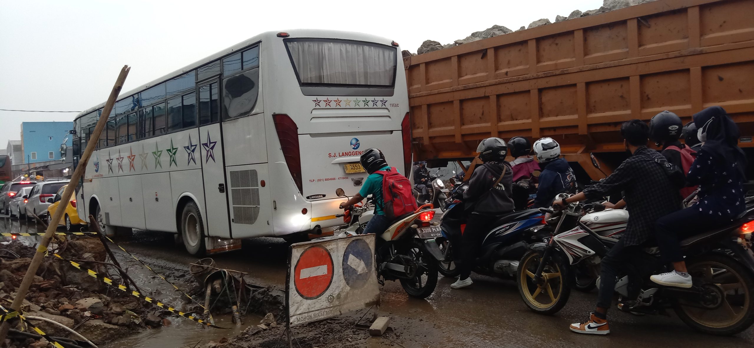 Proyek Pembangunan Jalan Cikarang-Cibarusah Bikin Macet