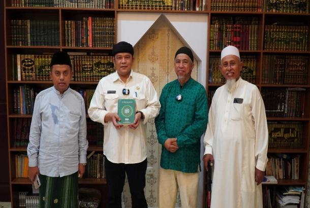 BWA Serahkan Wakaf Seribu Al-Quran untuk Warga Cilamaya