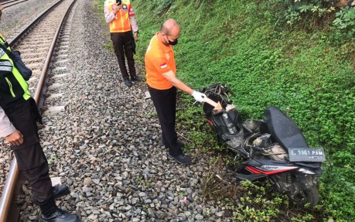 Terobos Palang Pintu Poponcol, Pemotor Disambar Kereta