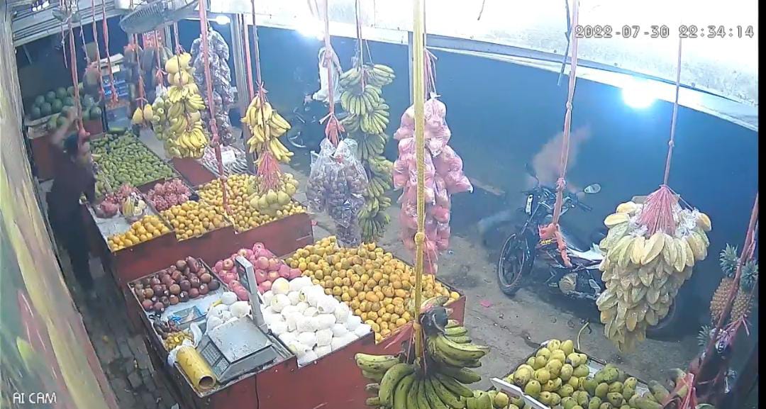 Dua Pemuda Membawa Celurit ke Kios Elok Buah di Jalan Siliwangi, Polisi Turun Tangan...