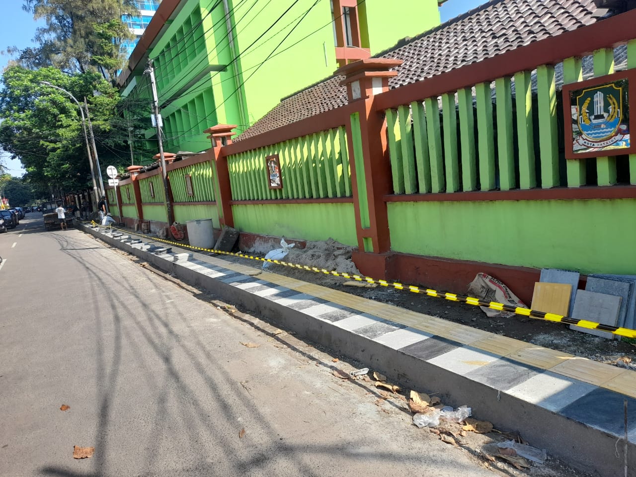 Proyek Pedestrian di Samping Gedung Plaza Pemkot Bekasi Tanpa Papan