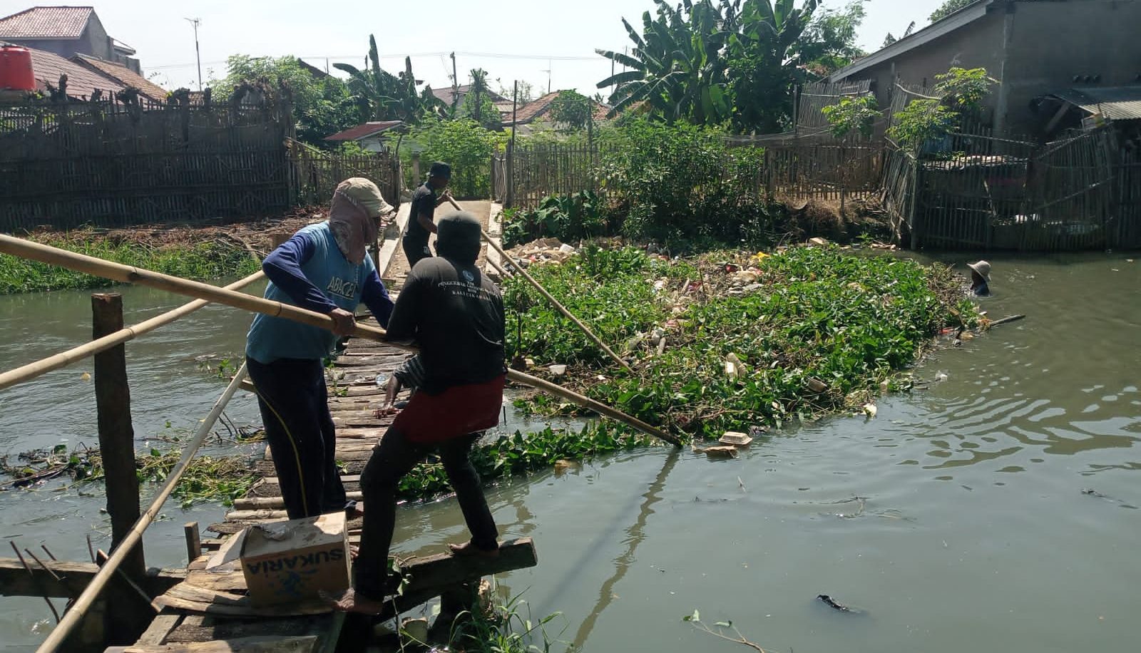 PGR Urai Sampah yang Menyumbat Saluran Sekunder Kali BSH Gunakan Alat Seadanya