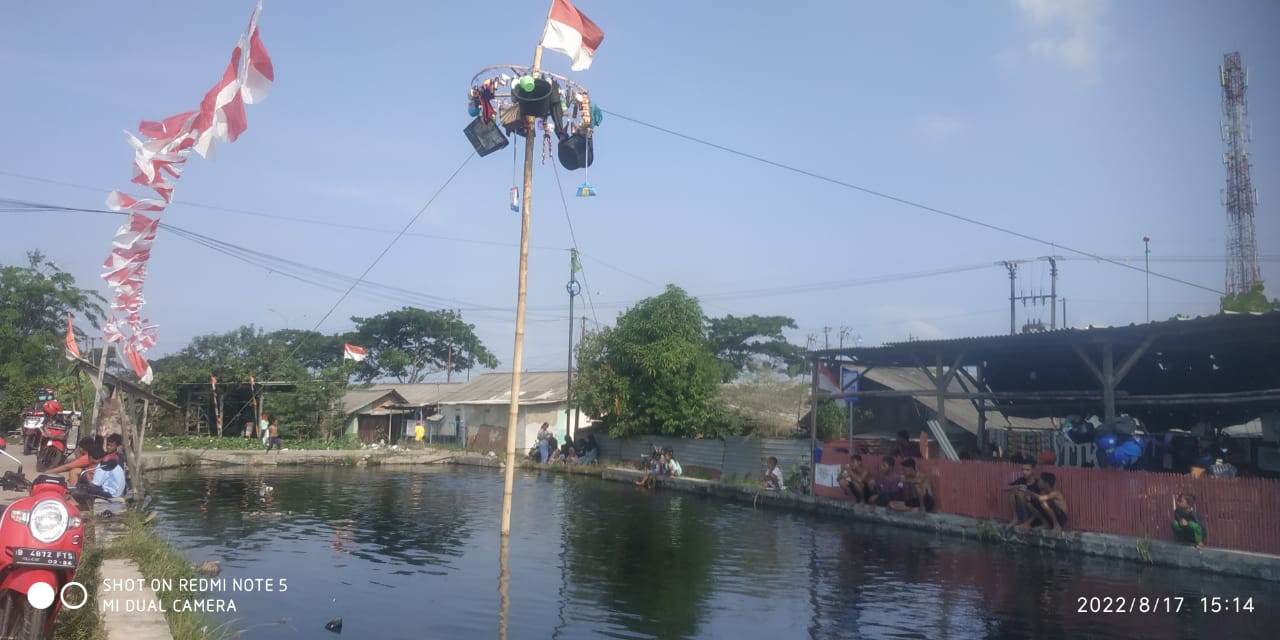 Miris, Panjat Pinang Digelar di Aliran Kali Cilemahabang yang Dipenuhi Limbah Berbahaya