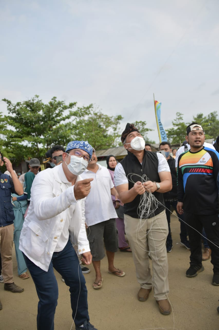 Ridwan Kamil Promosikan Wisata Jabar Selatan Lewat Permainan Layangan di Pantai Palangpang