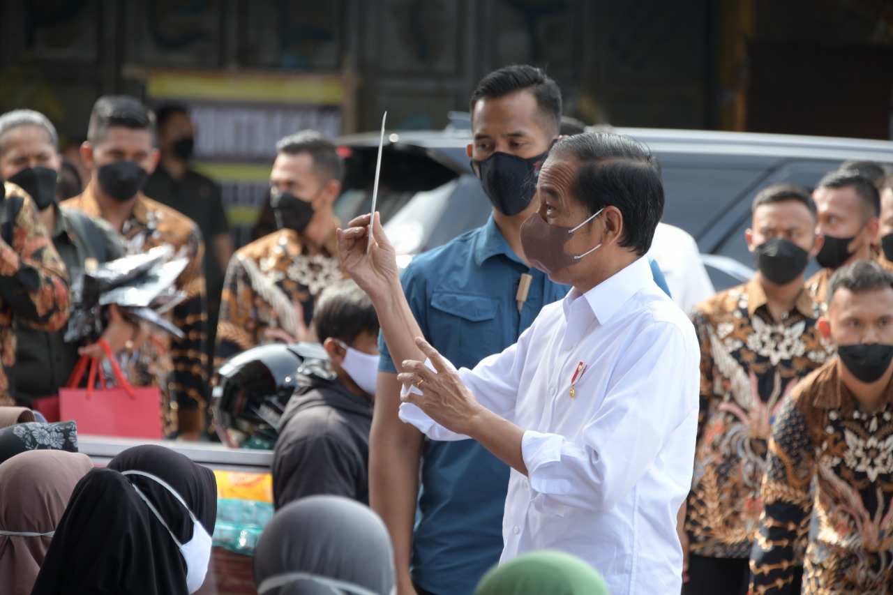 Kunjungi Pasar Cicaheum Bandung, Jokowi Janjikan Dua Minggu Lagi Harga Telur Turun