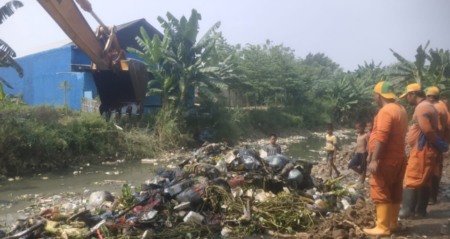 50 Ton Lebih Sampah Sumbat Kali Bekasi Srengseng Hilir, Begini Penampakannya...