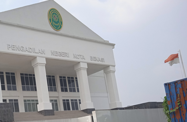 Bendera Merah Putih, Lusuh dan Sobek Dibiarkan Berkibar di Gedung Baru PN Kota Bekasi