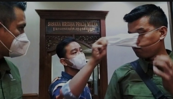 Aksi Copot Masker Paspampres, Gibran Tuai Beragam Tanggapan Warganet