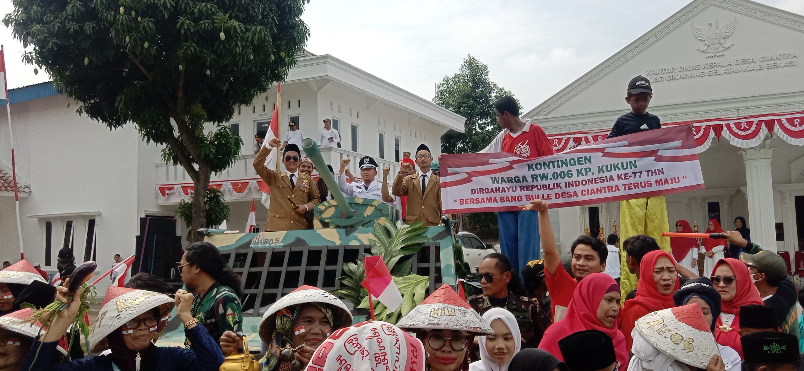 Ribuan Warga Desa Ciantra Kecamatan Cikarang Selatan Memeriahkan Karnaval Dongdang