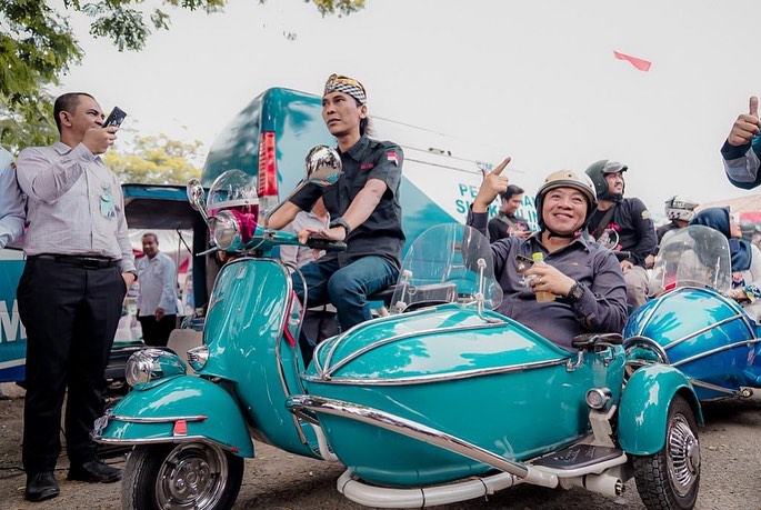 Momen Semringah Aep saat Naik Vespa Temui Warga di Ciampel