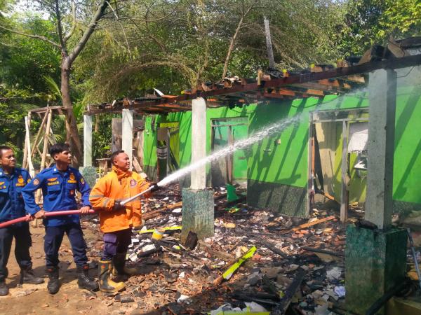 Pesantren di Karawang Ludes Dilahap Si jago Merah Mobil Damkar Mogok, Pemadaman â€˜Nyarisâ€™ Gagal