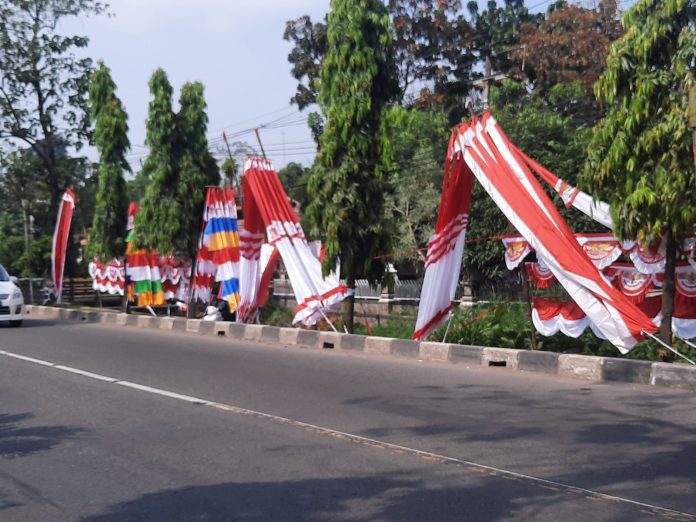 Jelang HUT RI ke-77, Pedagang Bendera di Purwakarta Mulai Menjamur