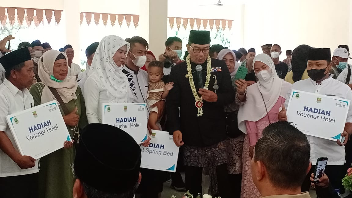 Gubernur Jabar Bagikan Doorprize kepada Peserta Isbat Nikah