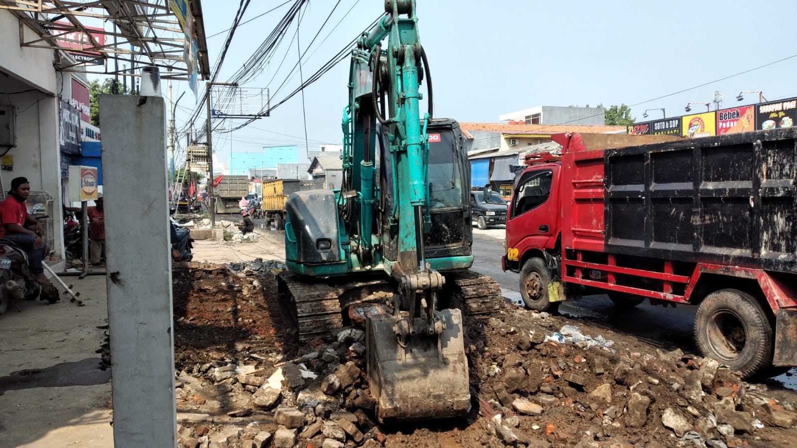 Masih Diperbaiki, Ruas Cibarusah- Mekarmukti Tergenang Air karena Pipa PDAM Bocor