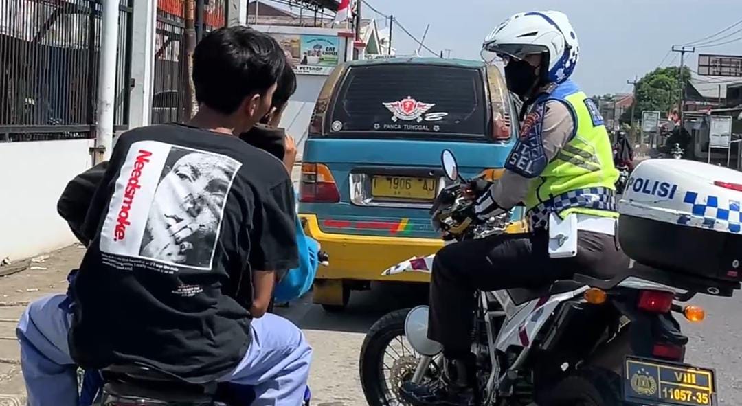 Inilah Bripka Syarif Hidayat, Polisi Humanis dan Ramah dari Satlantas Polres Karawang