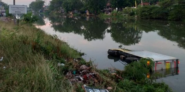 Mobil Box Terjuan Bebas ke Irigasi Johar, Seperti Ini Jadinya...