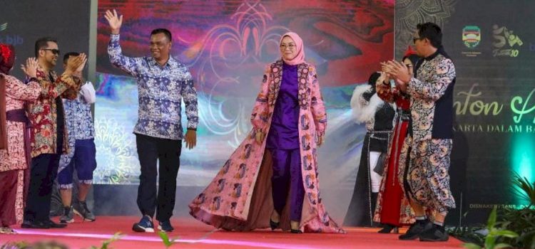 Ambu Anne Beraksi di Atas Papan Catwalk Pinton Angon Batik 2022, Fashion Weeknya Orang Purwakarta...