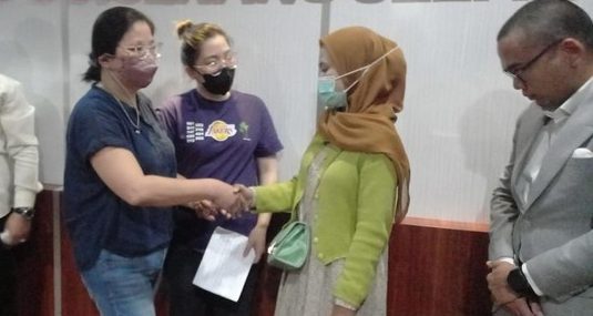 Wanita Pengutil Cokelat Akhirnya Minta Maaf,  Makanya Jangan Sombong...