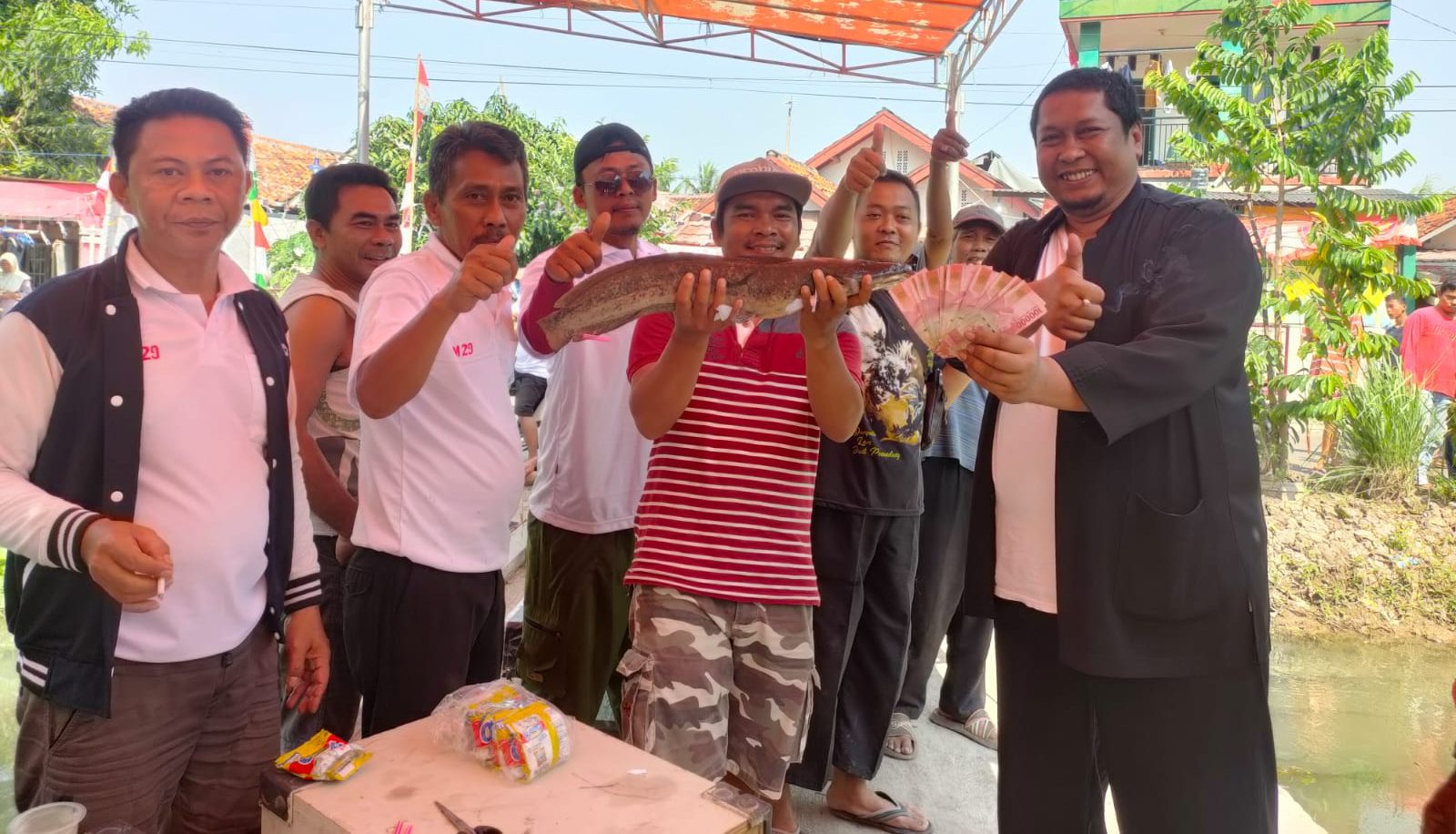 Keseruan Lomba Mancing Gratis yang Digelar Santri Pasundan Karawang di Irigasi Kecamatan Pedes