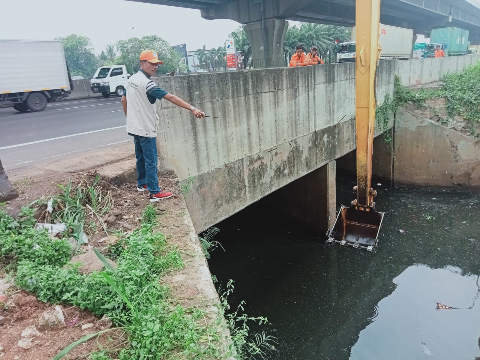 DLH Bekasi Angkut 130 Ton Sampah di Kali Jambe