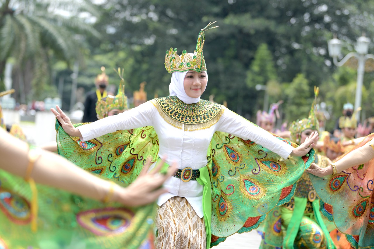 Tari Merak Digelar Massal di Gedung Sate