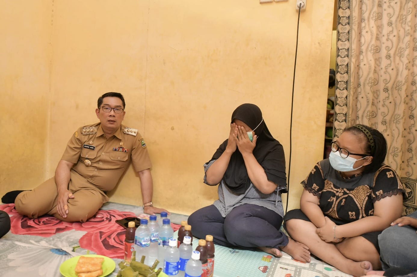 Ridwan Kamil Bantu Anak Yatim di Bekasi