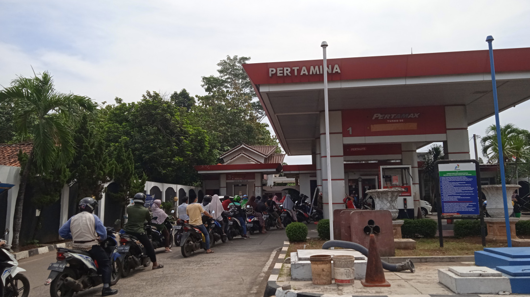 Pasca Kenaikan Harga BBM, Antrian Panjang di SPBU Masih Terjadi di Bekasi