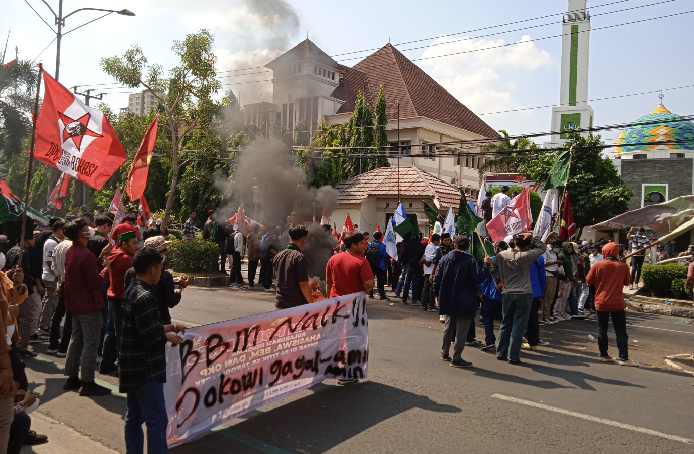 Demo Tolak Kenaikan BBM, Mahasiswa Blokir Jalan Depan Gedung DPRD