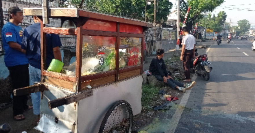 Gerobak Bubur Keliling Berantakan Ditabrak Pengendara Sepeda Motor di Rawalumbu