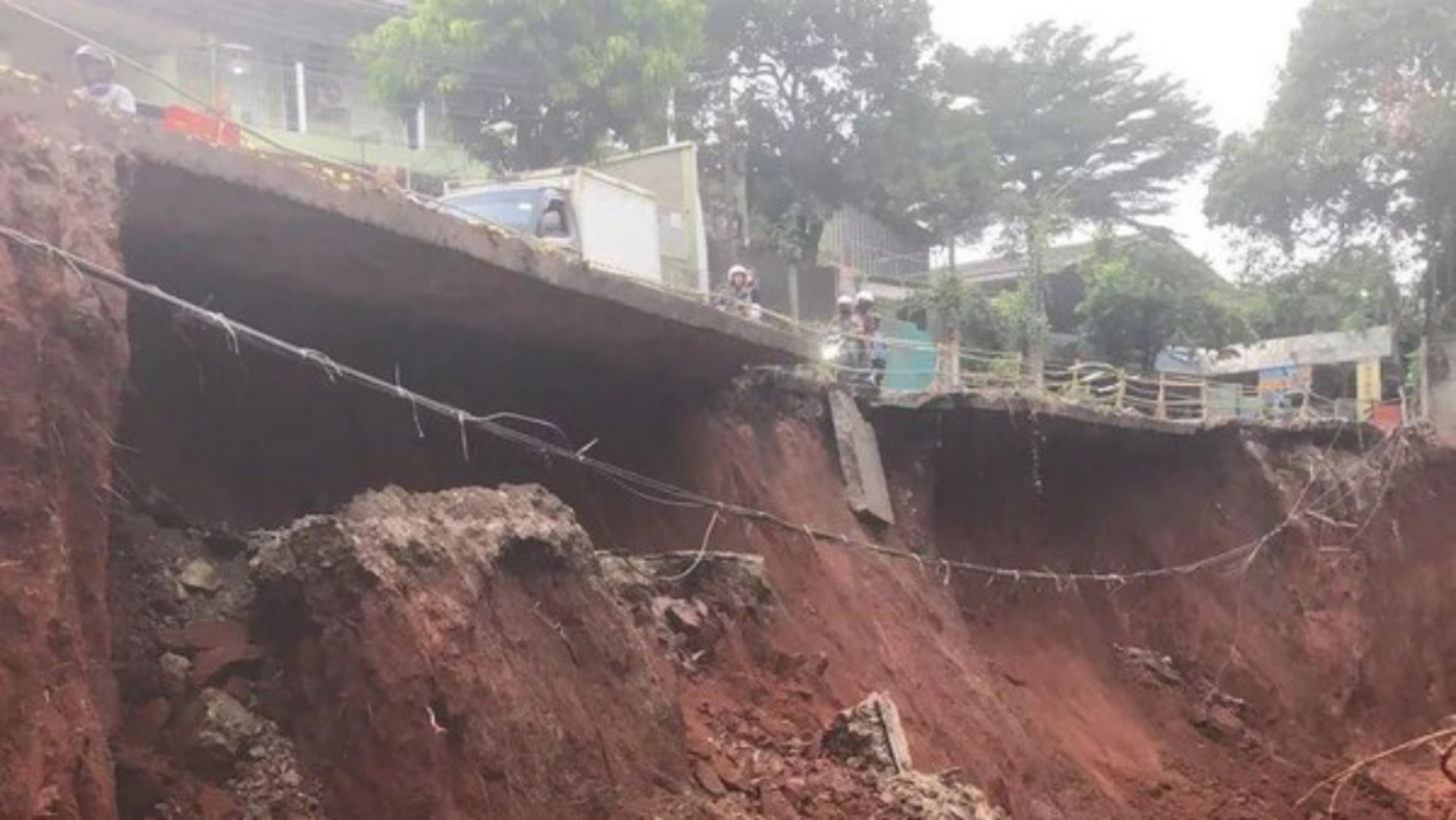 Longsor, Jalur Pangkalan 1 Bantar Gebang Ditutup