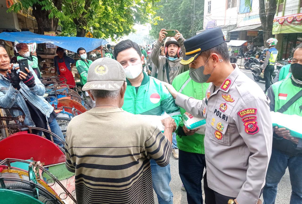 Polres Karawang Gandeng Ojol bagi-bagi Beras ke Sopir Angkutan Kota dan Penarik Becak