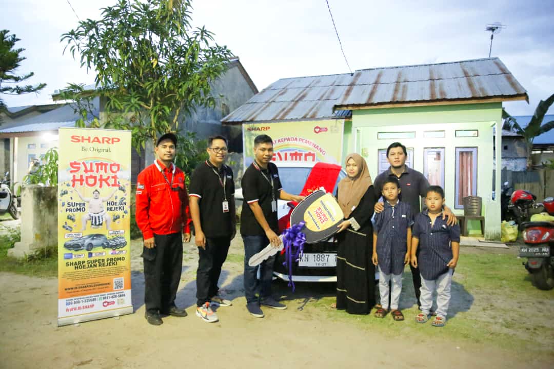 Sharp Indonesia Menyerahkan Hadiah 3 Unit Mobil Toyota Agya pada Tiga Pemenang Utama Program SLD Sumo Hoki