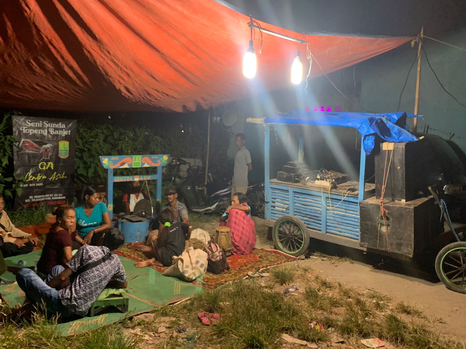 Mengadu Nasib Menjadi Seniman Topeng Banjet Karawang, Dari Primadona Panggung hingga Gerobak Keliling