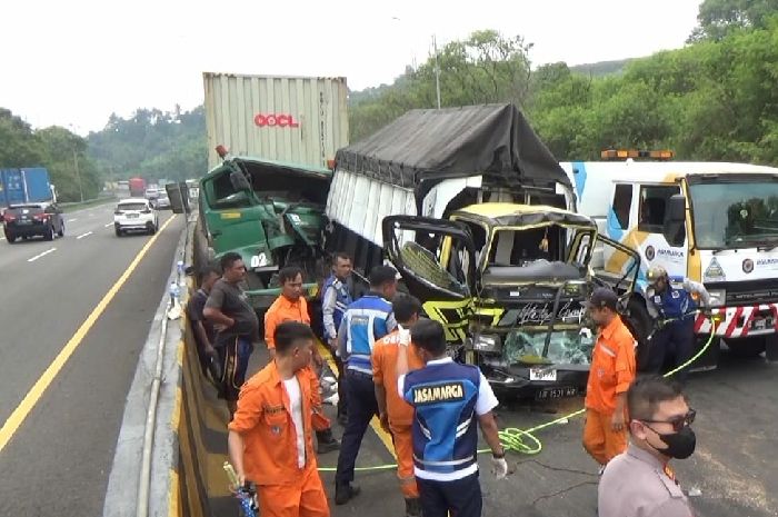 3 Truk Tabrakan Beruntun Sopir Terjepit