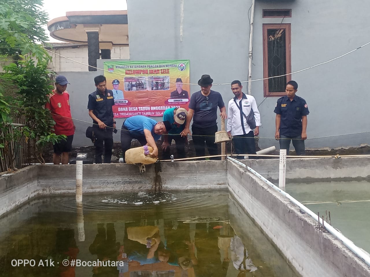 Upaya Ketahanan Pangan, Kades Tridaya Sakti Sebar Bibit Ikan Lele